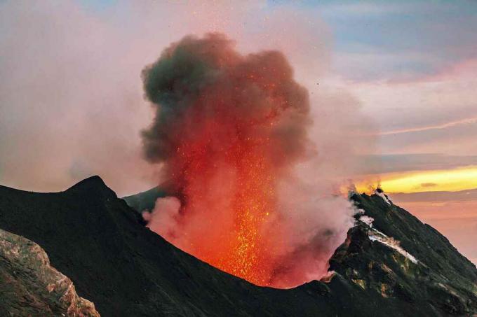 Italija, Aeolian salos, Stromboli, ugnikalnio išsiveržimas, lavos bombos