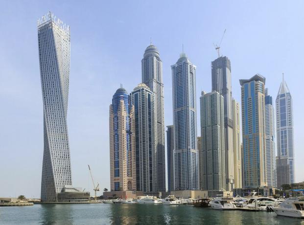 73 Dubajaus Kajano bokšto 73 aukštai yra pasukti 90 laipsnių kampu iš apačios į viršų