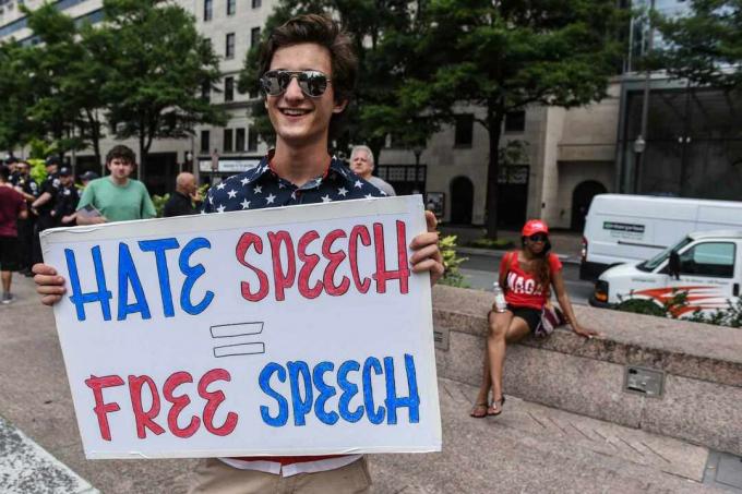 2019 m. liepos 6 d. Vašingtone 2019 m. liepos 6 d. žmonės dalyvauja mitinge „Demd Free Speech“ Freedom Plaza aikštėje.