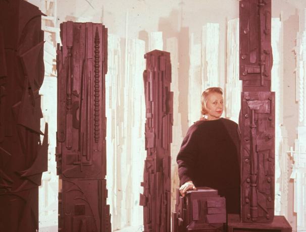 Louise Nevelson su savo darbu šeštajame dešimtmetyje