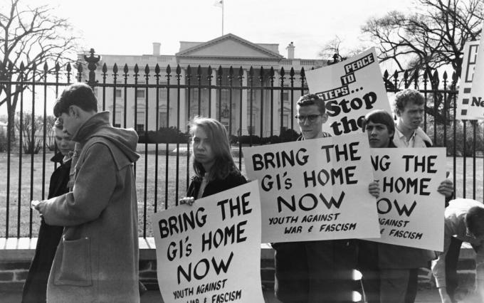 Protestuotojai Baltuosiuose rūmuose 1965 m