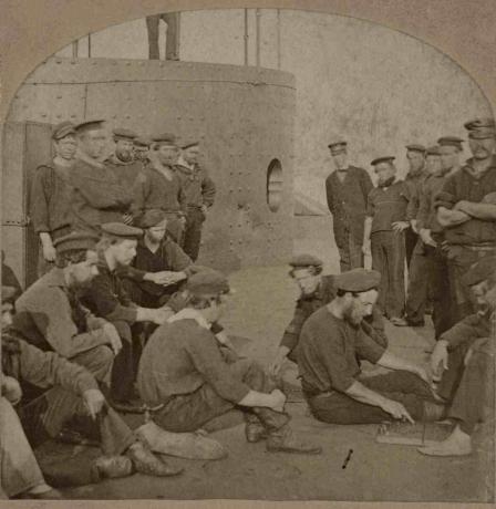 Monitoriaus jūreiviai, atsipalaidavę ant jo denio, 1862 m. Vasara.