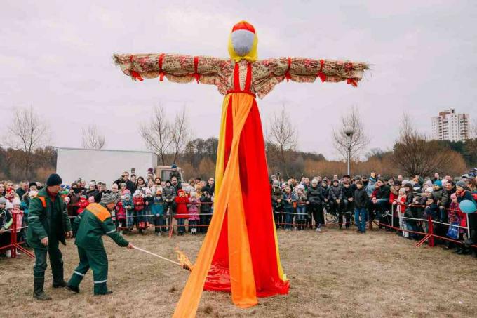 Uždegimo manekeno Maslenitsa scena Rytų slavų mitologijoje