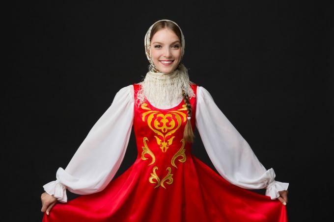 graži besišypsanti kaukazietė mergina rusų tautiniu kostiumu