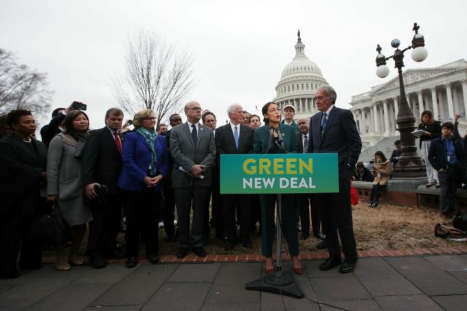 Demokratiniai įstatymų leidėjai Alexandria Ocasio-Cortez ir sen. Edas Markey'as atidengia savo naujojo ekologinio sprendimo rezoliuciją