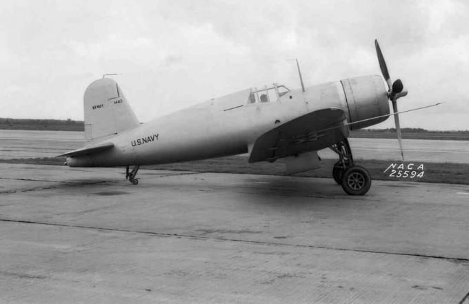 „Chance Vought XF4U-1 Corsair“ prototipas sėdi ant asfalto.