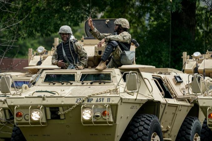 Nacionalinės gvardijos karo policija 2020 m. Birželio 2 d. Vašingtone laukia išvykimo į miestą šarvuotais vežėjais Jungtinių Tautų nacionalinės gvardijos pajėgų štabe.