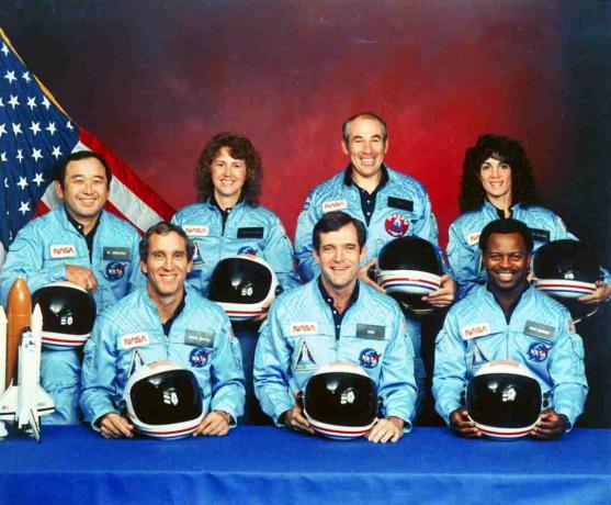 Sharon Christa Mcauliffe; Ronaldas E. Mcnair; Grigalius Jarvisas; Elisonas Onizuka; Michaelas J. Kalvis; Pranciškus R. Scobee; Judita A. Resnik