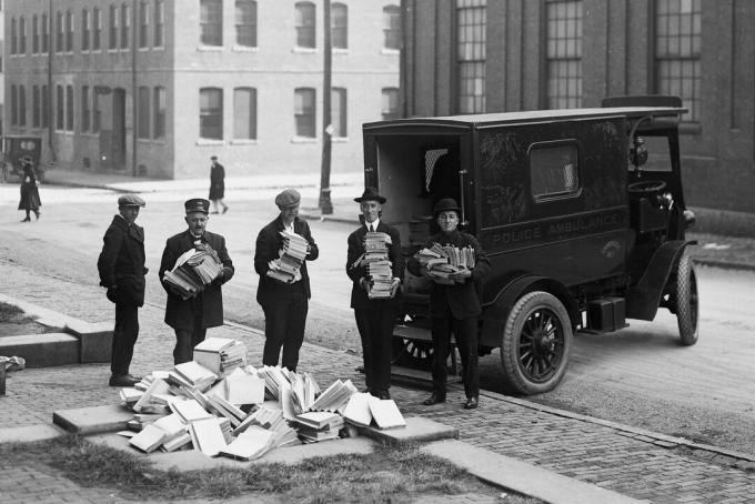 Bostono policija kelia su konfiskuota radikalia literatūra.