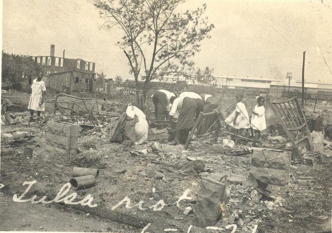 Žmonės, ieškantys griuvėsių po Talsos lenktynių žudynių, Talsa, Oklahoma, 1921 m. birželio mėn.