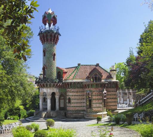 Persų minaretas įkvėpė „El Capricho“, ankstyvasis Antonio Gaudí darbas Komilose, Ispanijoje