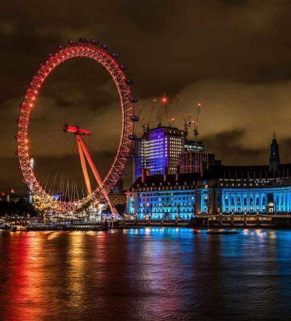 „Londono akis“ naktį visi apšvietė.