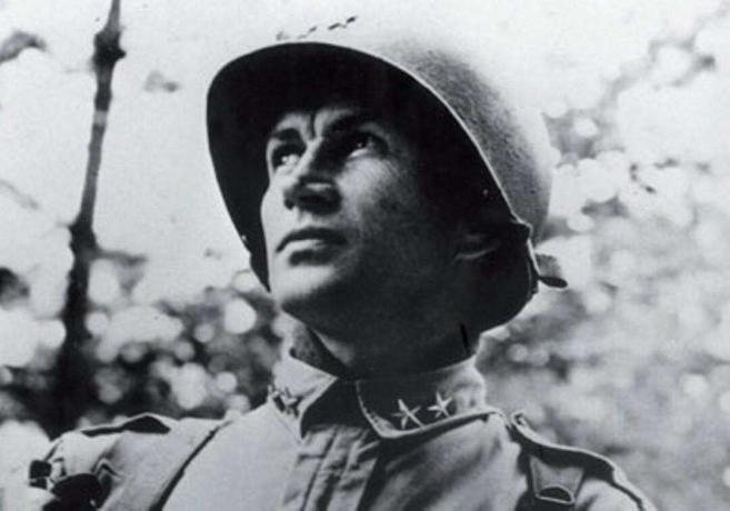 Generolo majoro James Gavin uniforma su šalmu.