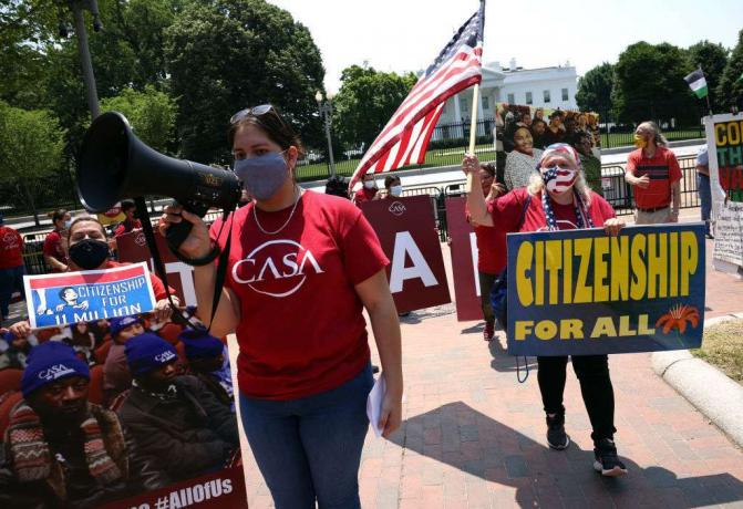 Imigracijos aktyvistai kartu su advokatų grupe CASA renkasi į Baltuosius rūmus, reikalaudami, kad prezidentas Bidenas suteiktų imigrantams pilietybę.