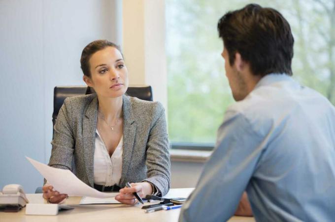 Entrevista formalus entre una mujer y un varón.