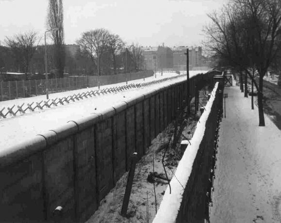 Liebenstrasse vaizdas į Berlyno sieną su vidine siena, tranšėja ir barikadomis.