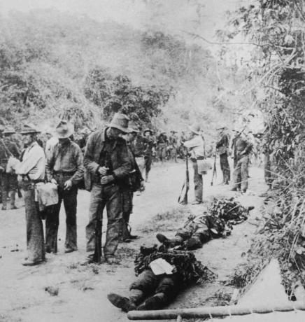 Filipinų ir Amerikos karo metu, maždaug 1900 m., Amerikiečių kariai kelio pakraštyje randa tris žuvusius bendražygius