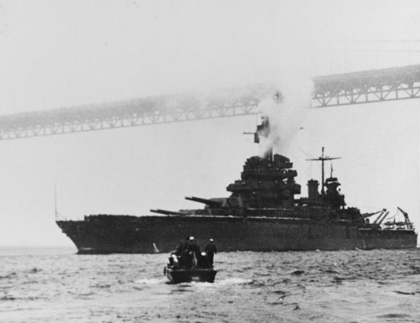 Kovinis laivas „USS Colorado“, einantis po Auksinių vartų tiltu.