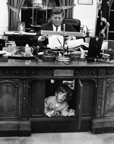 Johnas Kennedy, jaunesnysis, tyrinėja savo tėvo stalą