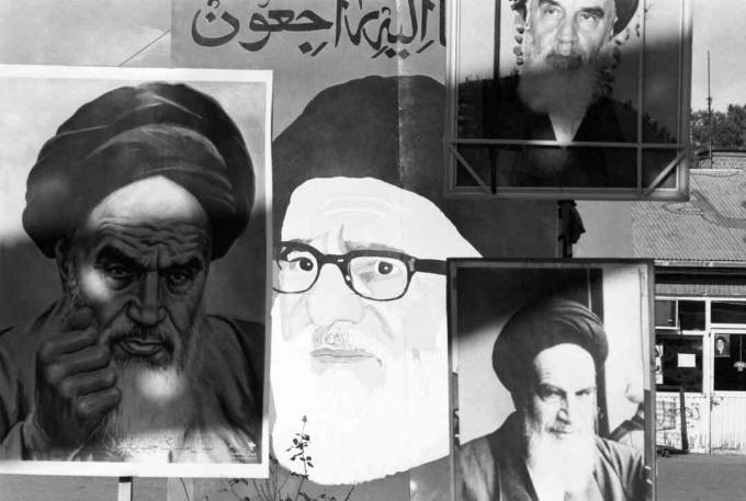 Amerikos ambasadų junginyje eksponuojami ajatolos Khomeino plakatai.