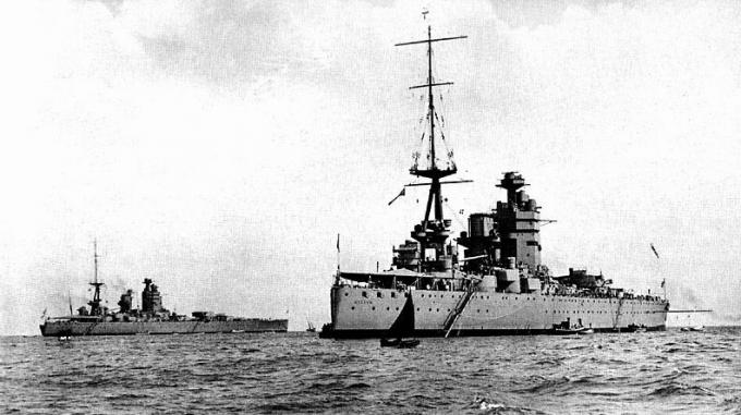 Mūšio laivai HMS Nelsonas ir HMS Rodney prie inkaro.