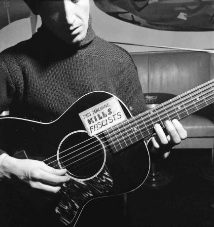 Woody Guthrie groja gitara