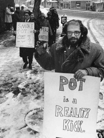 Allenas Ginsbergas tarp marihuanos ralio protestuotojų