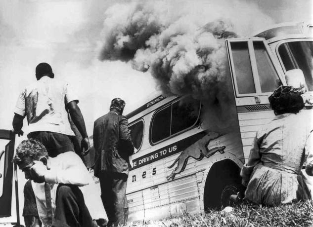 „Freedom Riders“ sudegino autobusą