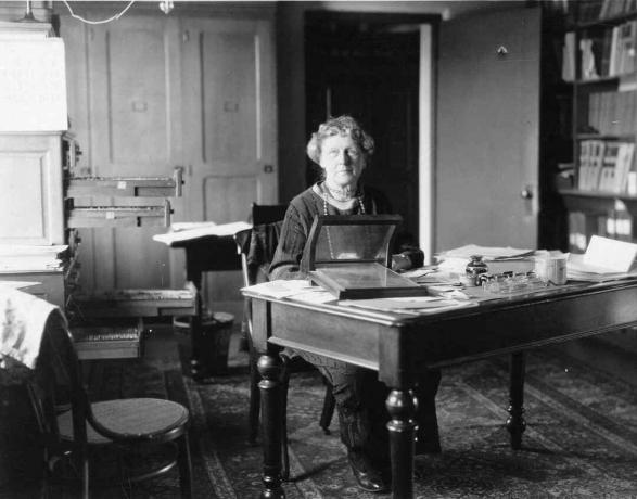 Annie Jump Cannon (1863–1941), sėdinti prie stalo