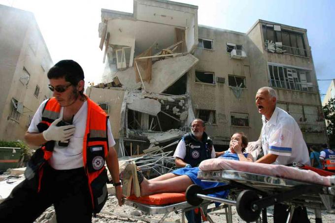 Po „Hezbollah“ raketos smūgio 2006 m. Liepos 17 d. Izraelio šiauriniame Haifos mieste sužeistieji atimami. Urielis Sinajus / „Getty Images“