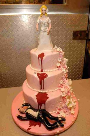 Torta de matrimonio con muñecos en escena violenta.