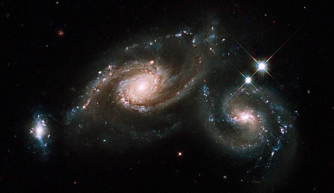 Hablo kosminiu teleskopu matytos trys galaktikos
