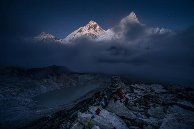 Everesto vaizdas į kalną Kalapattaro apžvalgos taško viršuje naktį, Everesto regionas, Nepalas