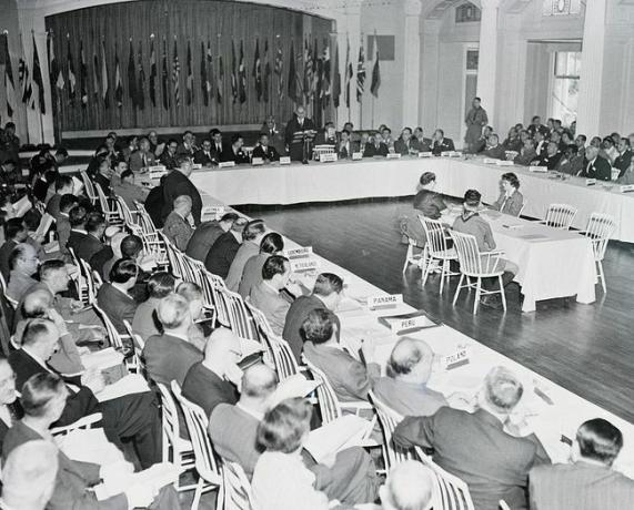Bretton Woods konferencija: Jungtinės Tautos susitinka Mount Washington viešbutyje aptarti ekonominio bendradarbiavimo ir pažangos programas.