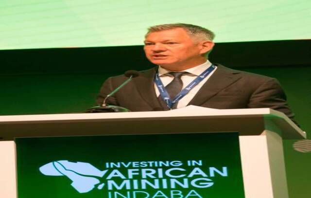 Mike'as Fraseris, „South 32“ generalinis direktorius, kalba pirmąją „Mining Indaba“ dieną Keiptaune