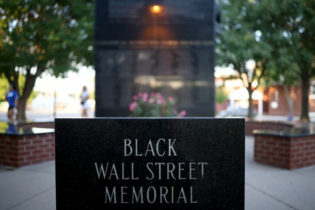 Juodosios Volstrito žudynių memorialas rodomas 2020 m. birželio 18 d. Talsoje, Oklahomoje.