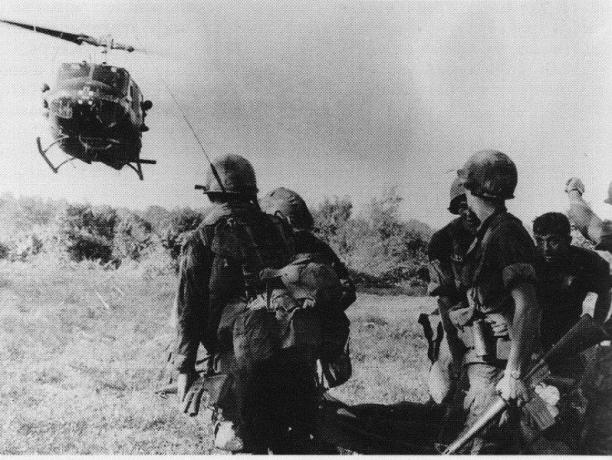 UH-1 Huey sraigtasparnis nusileido netoli būrio kareivių.