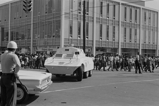 Juodieji amerikiečiai žygiuoja 16-osios gatvės ir 5-osios aveniu kampu Birmingeme, Alabamos valstijoje, Birmingamo kampanijos pradžioje, 1963 m. gegužę.