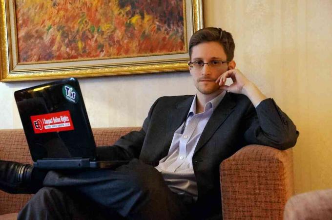 2013 m. Gruodžio mėn. Maskvoje, Rusijoje, interviu neatskleistoje vietoje Edwardas Snowdenas pozuoja nuotraukai.