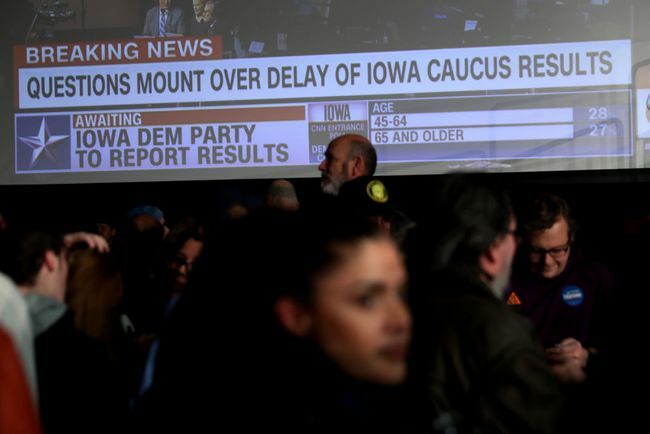 Demokratų kandidato į prezidentus šalininkai sen. Bernie'is Sandersas (I-VT) laukia, kol paaiškės jo naktinio sargybos vakarėlio, vykusio 2020 m. vasario 3 d., Des Moine, Ajovoje, rezultatai.