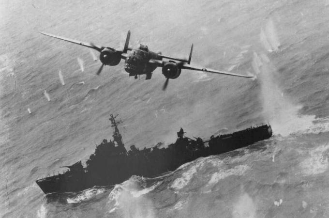B-25 Mitchell skraidė virš Japonijos karo laivo.