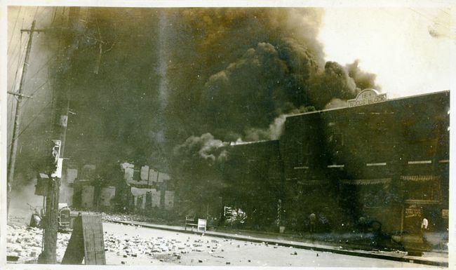 Sugadintos savybės ir dūmai iš pastatų po Talsos lenktynių žudynių, Talsa, Oklahoma, 1921 m. birželio mėn.