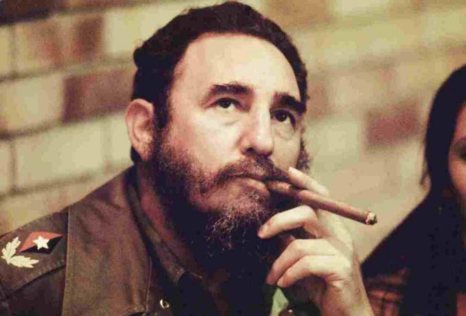 Fidelis Castro rūko cigarą savo biure Havanoje, Kuboje, maždaug 1977 m.