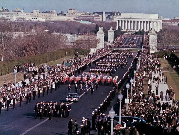 Prezidento Johno F. laidotuvių procesija Kenedžio kryžius per memorialinį tiltą