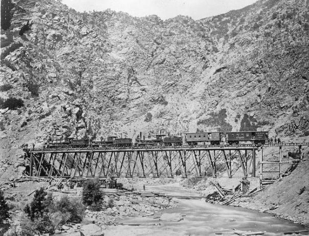 Transkontinentinio geležinkelio Union Pacific atkarpos per Velnio vartų tiltą, Juta, statybos vaizdas, 1869 m.
