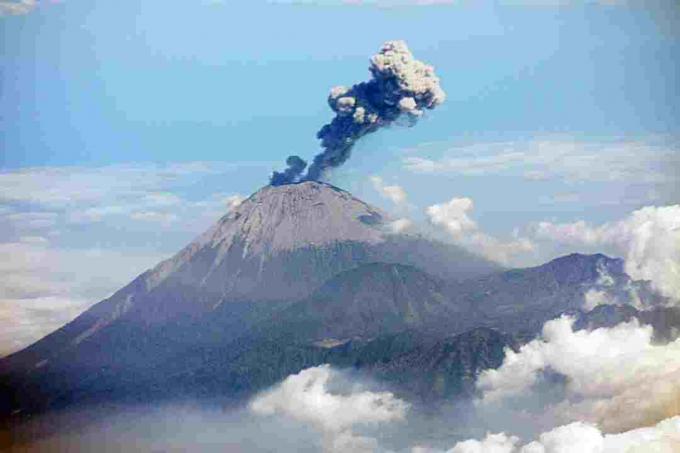 Semeru ugnikalnis Indonezijoje yra aktyvus stratovolcanas.