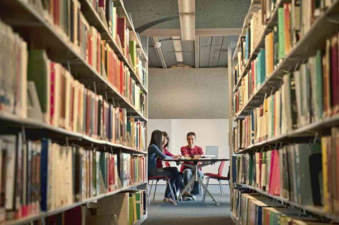 Estudiantes en una biblioteca universitaria
