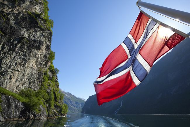 Norvegijos vėliava kelte Geirangerio fiorde, Norvegijoje