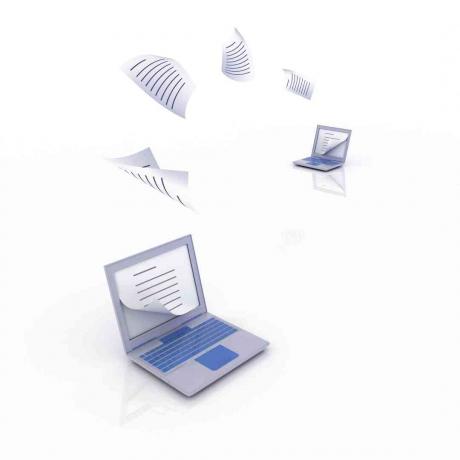 Popierius, plaukiantis iš vieno nešiojamojo kompiuterio į kitą, vaizduojantis „WordPress“ tinklaraščio failų perkėlimą į „Blogger“