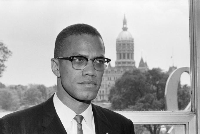 „Malcolm X“ priešais Konektikuto kapitulos pastatą